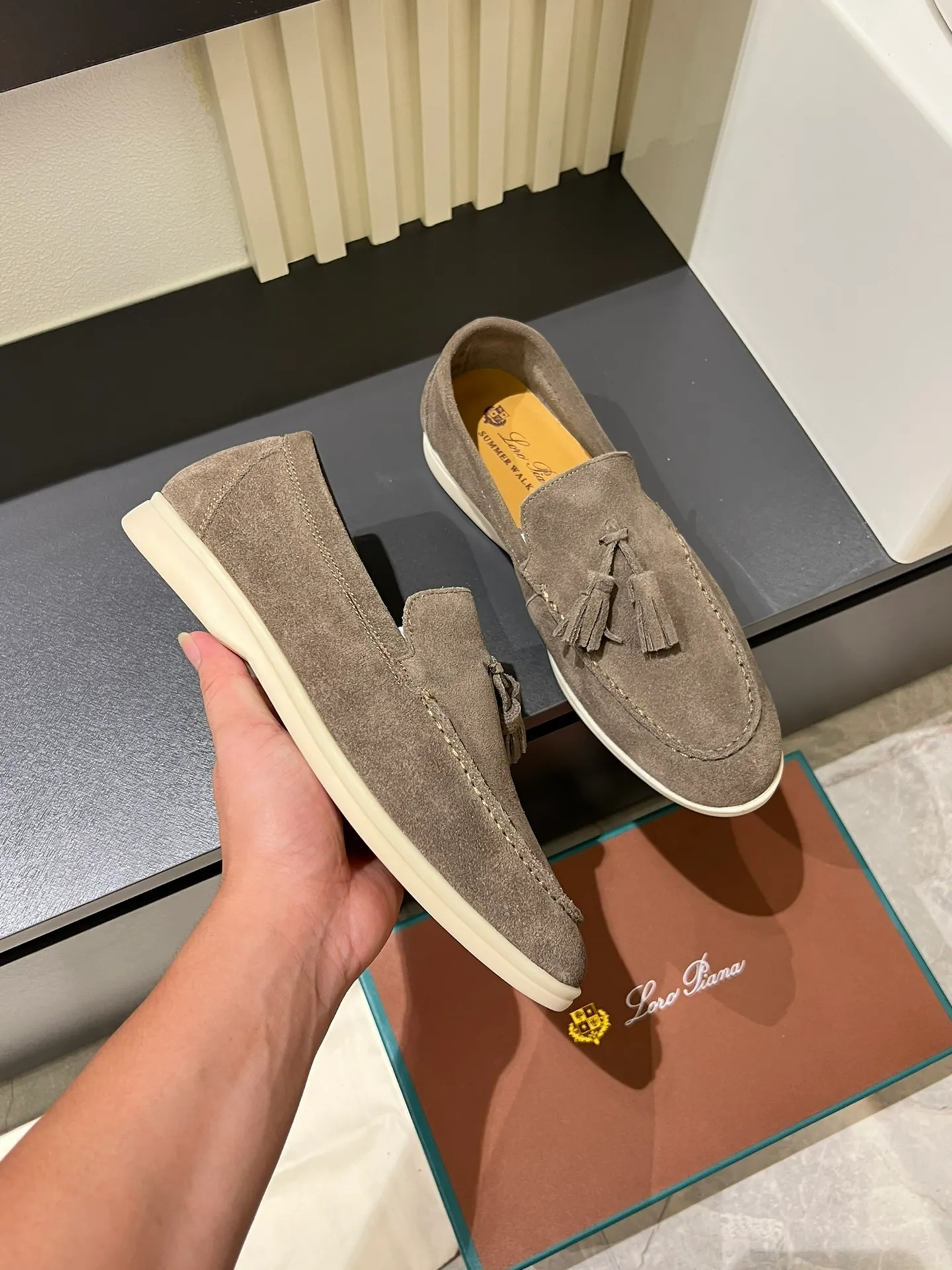 Men's shoes 💰p360 "Loro men's shoes 💰pian'*" Classic L men's shoes for couples 💰p Top version British flat loafers, a must-have item in old money style, the minimalist design is eye-catching and durable, a plus point for dressing The soft foot feel and texture are outstanding. They don’t scratch your feet and are very nice. They are matched with soft and waxy soles. They can be worn daily for a long time without getting tired. They are easy to wear, versatile and classic items, with perfect foot feel and texture! Imported cashmere fabric, the lining is made of imported A-grade water-dyed cow lining, the top version of the genuine leather midsole is sewn with pure handmade mark thread! Size: Female 35-40 (34. Customized) Male 38-44 (45.46. Customized)